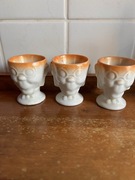 Stare kieliszki na jajka w kształcie głowy