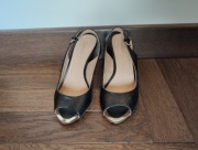 Graceland Eleganckie pantofle czółenka czarne ze złotymi wstawkami r 36