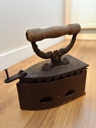 Stare żelazko z drewnianą rączką