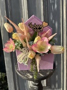 Wiosenny flowerbox w welurowej kopercie. Dzień Babci i Dzień Dziadka