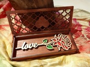 RÓŻA PREZENT Z PUDEŁKIEM I PERSONALIZOWANĄ PODSTAWKĄ