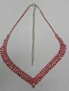 Elegancki naszyjnik z czerwonymi kamieniami 