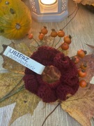 Scrunchie z włóczki w kolorze bordowym