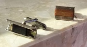 Srebrne spinki do mankietów, dwie pary: drewno i czarny kamień