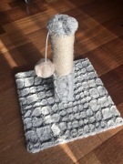 Drapak dla kota z pomponem