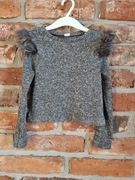 szara bluzka w prążek z futerkiem na ramionach