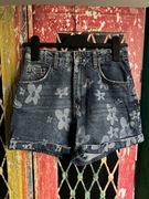 Bawełniane damskie krótkie spodenki jeansowe z motywem kwiatów Bershka [36]