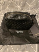 KAZAR pojemna czarna kosmetyczka zdobiona tłoczonymi monogramami