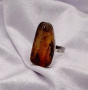 Srebrny pierścionek z bursztynem