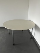 Stół okrągły o średnicy 140 cm