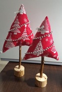 Komplet materiałowych choinek na pniu, rękodzieło