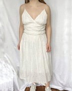 Biała rozkloszowana ażurowa długa sukienka malvin