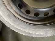 Felgi z oponami zimowymi i kołpaki