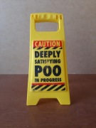 Stojak biurkowy żółty znak ostrzegawczy Satisfying Poo in Progress