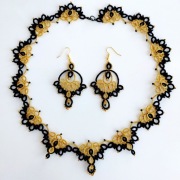 komplet biżuterii koronkowej kolczyki+zawieszka czarn-zlote