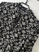 Piękna sukienka damska maxi czarna w liście Cropp