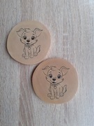 Podkładka pod kubek drewniana. Wesoły piesek. 