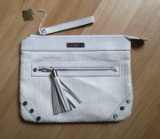 Skórzana kopertówka torebka F&F brelok biała