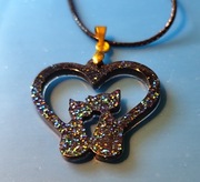 Ręcznie wykonany wisiorek z wizerunkiem kotów- z żywicy epoksydowej 