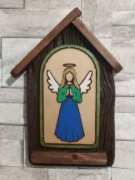 Anioł malowany na desce , kapliczka