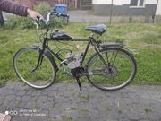 Czarny rower z silnikiem spalinowym