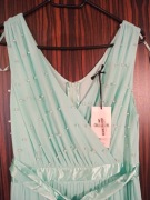 Miętowa długa suknia. Idealna na wesele