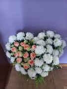 Kompozycja nagrobna w kształcie serca