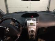 Toyota Yaris II deska rozdzielcza konsola 