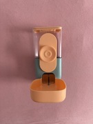 Nowa karmnik/pojemnik na karmę dla kota i psa – dozownik ścienny