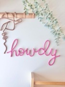 Napis Howdy na ścianę do pokoju małego kowboja lub kowbojki