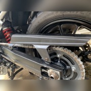 Oryginalna osłona łańcucha Suzuki Vstrom 1000