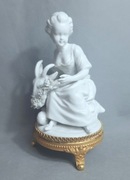 Biała figurka Pasterki z kozą Rudolstadt 