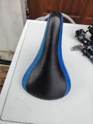 siodełko dzieciece niebiesko-czarne ze sztyca 