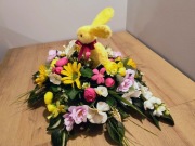 Stroik świąteczny na grób, kompozycja wiosenna na cmentarz, wiązanka M8