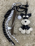 Brelok piesek czarno-biały – modny brelok do kluczy