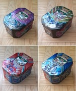 Pokemon TCG: 4 puszki kolekcjonerskie + karty z kodami do gry Live