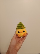 Pluszowa kaczka z choinką 