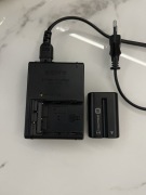 Ładowarka Sony BC-VM10 + bateria Sony NP-FM500H