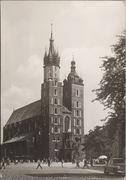 Kraków: Kościół Mariacki; ludzie ; stare auto 