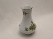 Komplet porcelanowy: wazon i świecznik z dekoracją zielonych róż