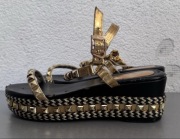 Czarno złote sandały na koturnie r.38