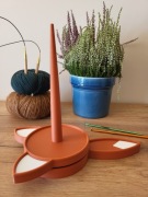 Fox Yarn Spinner, obrotowy stojak na włóczkę w kształcie liska