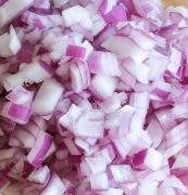 Cebula czerwona 100g kostka +/-5mm2