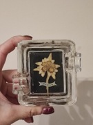 Stara popielniczka z suszonym kwiatem vintage