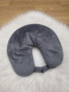 Szara poduszka podróżna dla dziecka z zapięciem 