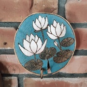 Obrazek z haczykiem na plastrze drewna "Lilia Wodna"