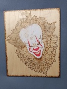 Pennywise wypalony w drewnie 