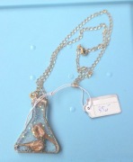 Kolba laboratoryjna z suszonymi kwiatami – złoty naszyjnik żywica,