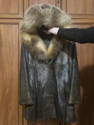 Naturalne futro z foki, z kapturem obszytym lisem - płaszcz rozm. S/ małe M