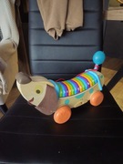 Drewniany pies interaktywny.